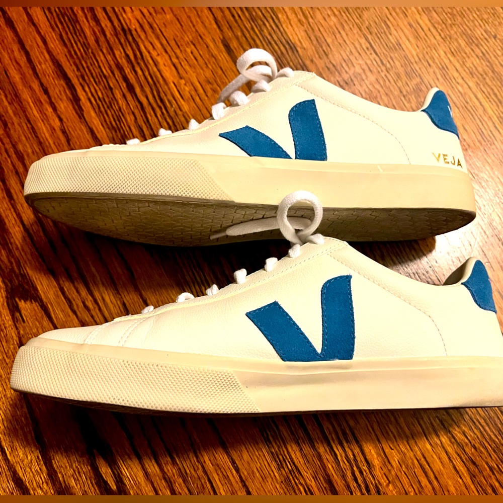 Men’s Vejas in blue and white!